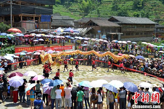 圖為當(dāng)?shù)丶t瑤民眾舞起長龍祈求風(fēng)調(diào)雨順。中新社發(fā) 韋吉陽 攝