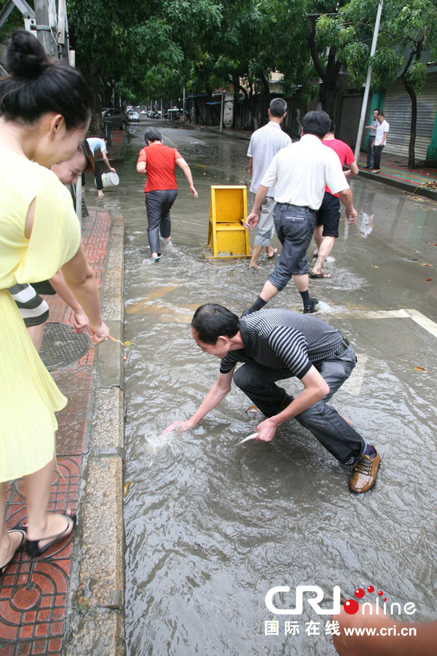 臺風(fēng)過后廈門城區(qū)積水 市民“渾水摸魚”收獲豐