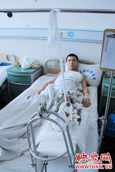 “如果有人肯幫我出4萬(wàn)元的醫(yī)藥費(fèi)，我愿意為他免費(fèi)工作3年，多苦多累都行?！?月26日，躺在病床里上的