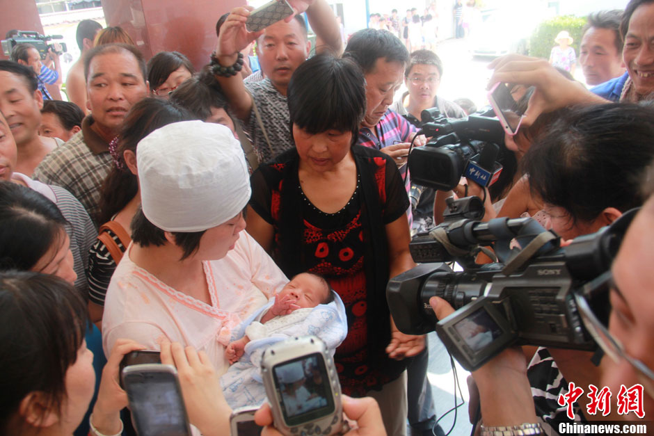 圖為大批媒體記者采訪獲救嬰兒母親。張一辰 攝