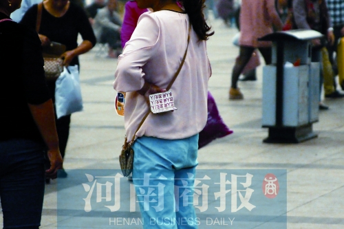 火車站廣場，一女子拿著寫有不同房型價位的卡片在拉客，不少市民抱怨，受過此類“騷擾”