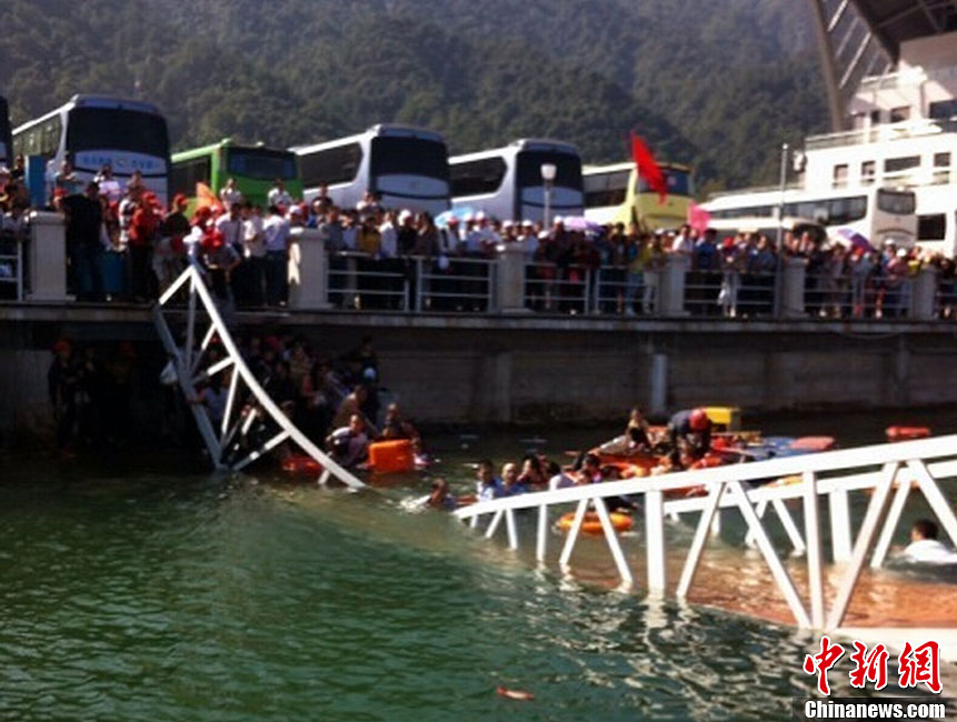 江西廬山景區(qū)游人爆滿(mǎn)致橋梁斷裂 數(shù)十人落水