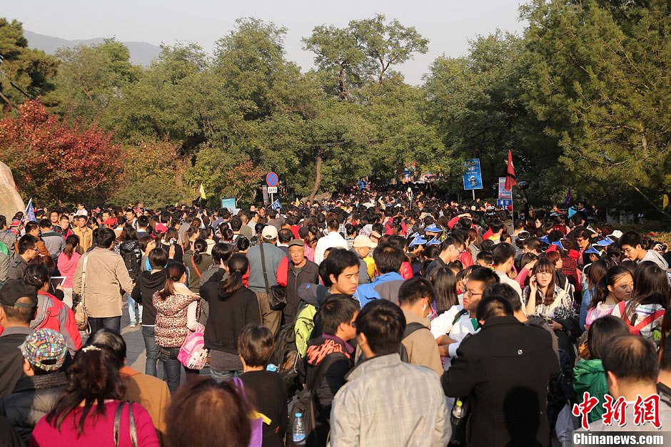 　10月26日，北京香山公園內(nèi)游客摩肩接踵。