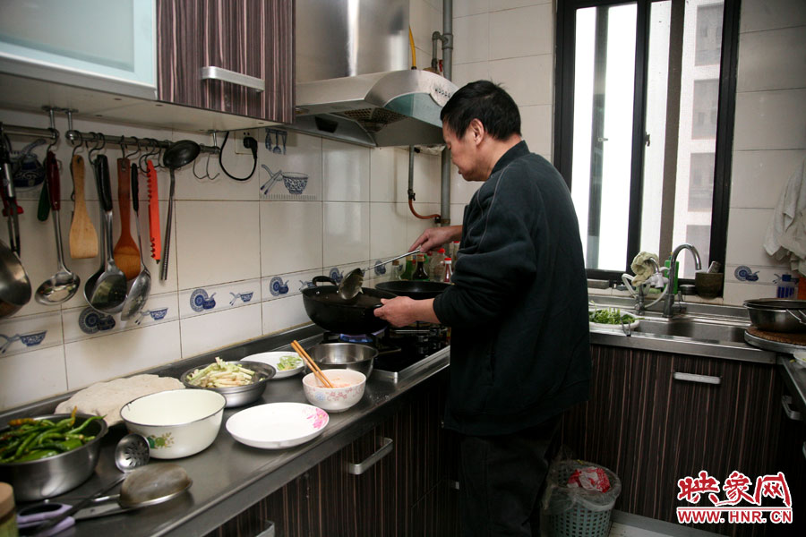 由于二老年齡也大了，于是姥姥的弟弟來住在家中幫忙照顧海龍