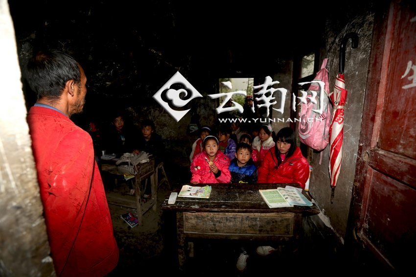 小學里只有兩個班，大點的孩子無法升入高年級，只得從一年級再讀起，就像復讀機。