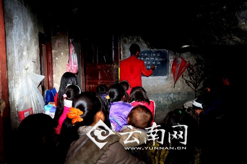 由于受到當?shù)厝似缫?，大鍋圈的孩子們沒有外出求學的機會，只能在這樣的簡易房里學習