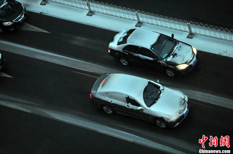 11月18日，沈陽街頭的汽車被積雪覆蓋。