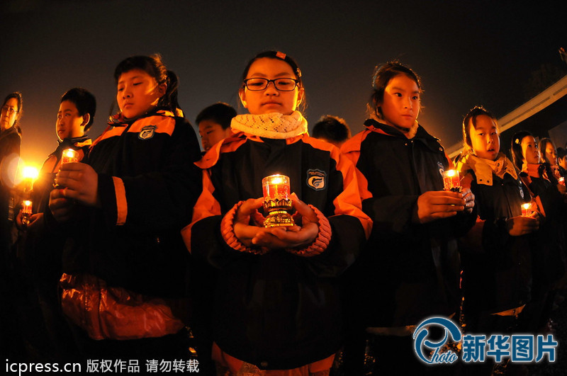 “為南京大屠殺遇難者守靈儀式暨和平燭光祭”活動(dòng)在侵華日軍南京大屠殺遇難同胞紀(jì)念館祭場(chǎng)舉行。