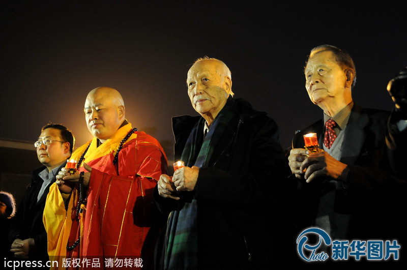 “為南京大屠殺遇難者守靈儀式暨和平燭光祭”活動(dòng)在侵華日軍南京大屠殺遇難同胞紀(jì)念館祭場(chǎng)舉行。