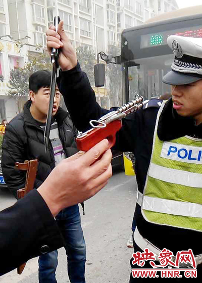 據(jù)當(dāng)事交警描述，男子自知車上有刀，在車輛被逼停后，車上的另一名男子試圖將刀具交給到達現(xiàn)場的同伴。