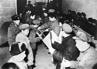 1985年4月6日,時(shí)任中共正定縣委書(shū)記習(xí)近平在全縣首季開(kāi)門(mén)紅表彰大會(huì)上頒獎(jiǎng)。