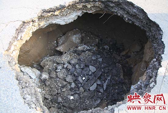 坑口直徑約兩米，路面下形成中空的大坑，約有15平方米。