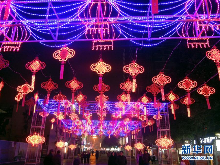 　1月30日，市民走在由中國結(jié)霓虹燈裝扮的蘇州街頭。