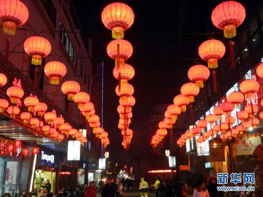 　1月30日，市民行走在大紅燈籠裝飾的蘇州街頭。