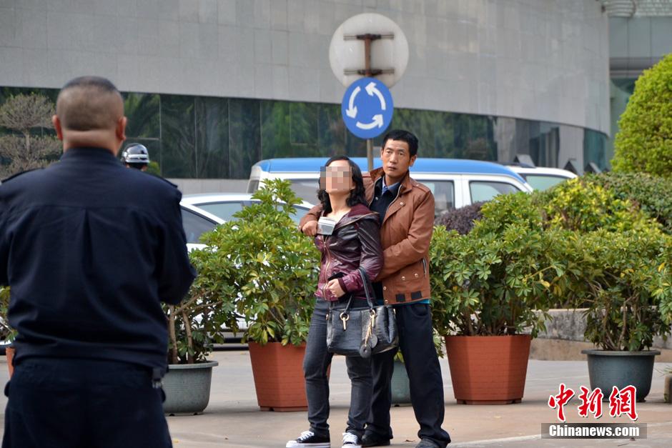 圖為劫持者與警方談判中。
