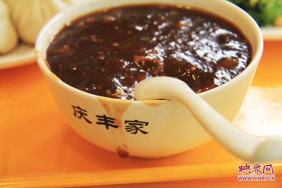 一碗炒肝,看上去也有滋有味。