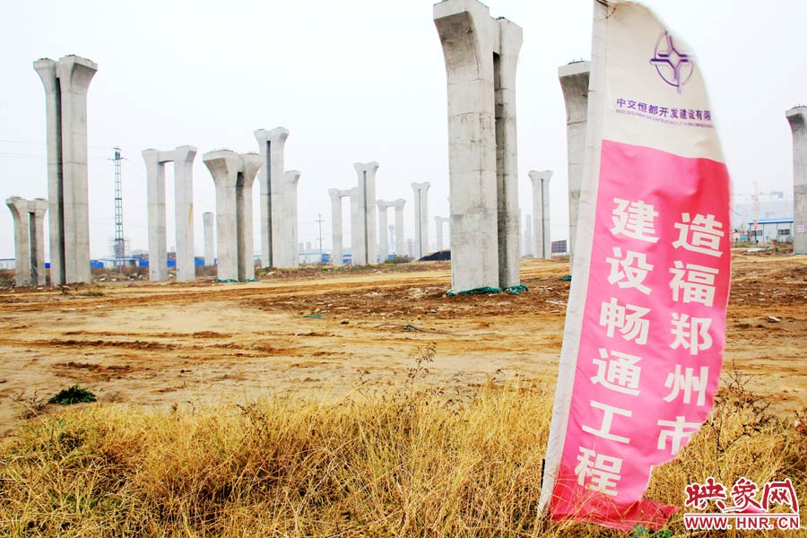 施工現(xiàn)場還插放著“建設(shè)暢通鄭州，造福鄭州市民”的條幅。