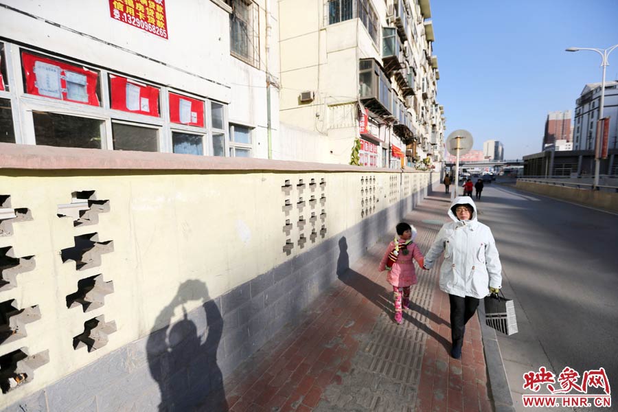市民從墻外走過(guò)。