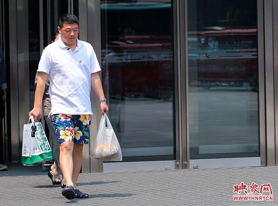 褲頭、T恤的裝束依然提前入夏