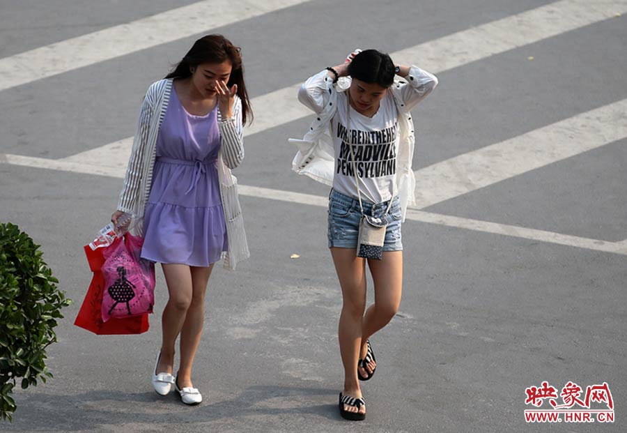 太熱了，還是把頭發(fā)扎起來