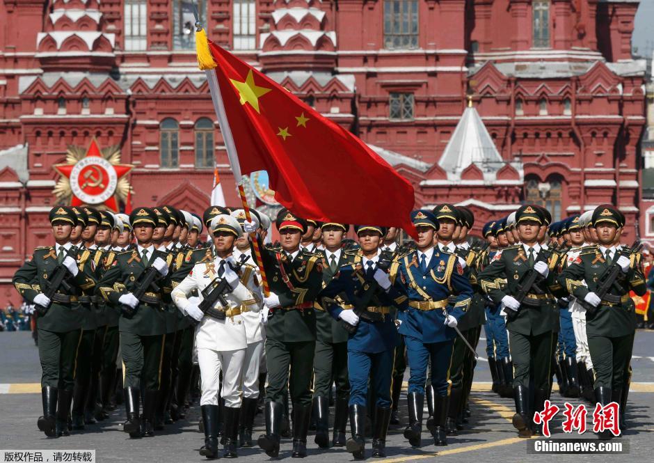 解放軍三軍儀仗隊參加紅場閱兵。
