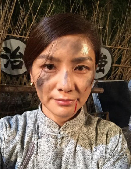 胡可曬出滿面塵土的自拍并向老公沙溢撒嬌道:“好吧,改一下,他日若我如此,你可還會愛我?@沙溢。”