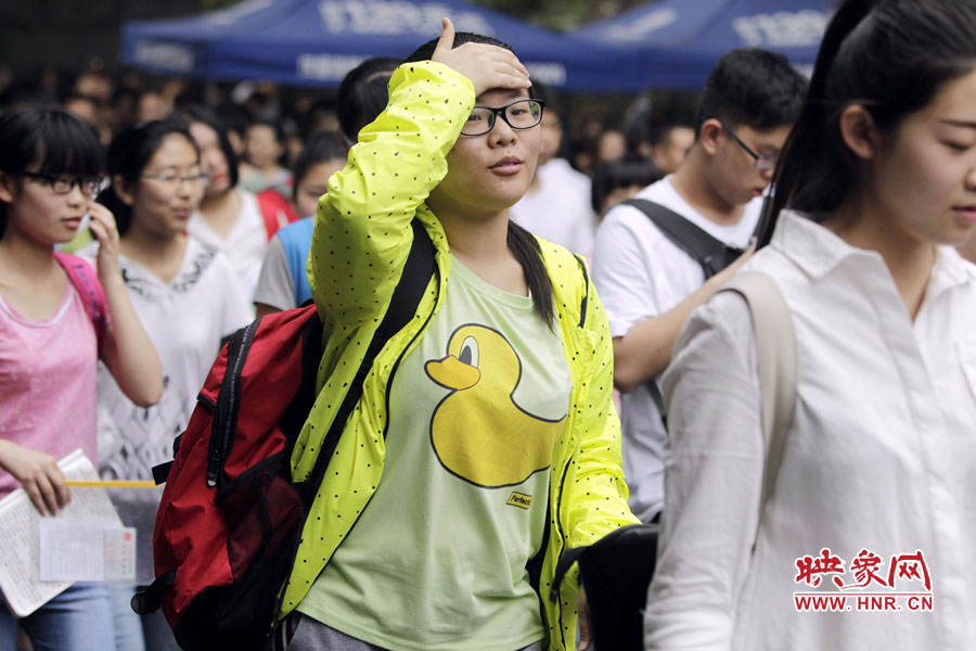 鄭州回中考點(diǎn)，考生輕松入場(chǎng)。