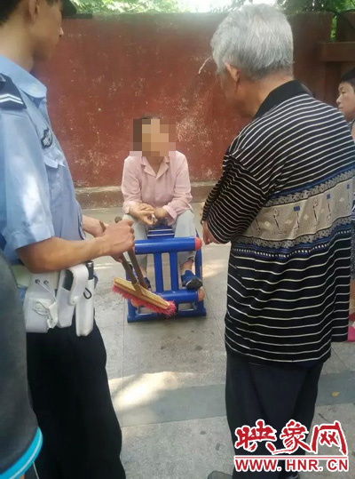老太當(dāng)時(shí)坐在健身器材上做仰臥起坐，說環(huán)衛(wèi)工人影響她鍛煉身體了，便開始謾罵環(huán)衛(wèi)工人。