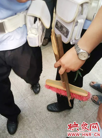 老太從環(huán)衛(wèi)工手中奪過掃帚，用腳踩斷，用力向環(huán)衛(wèi)工人的手上和腿上敲去。