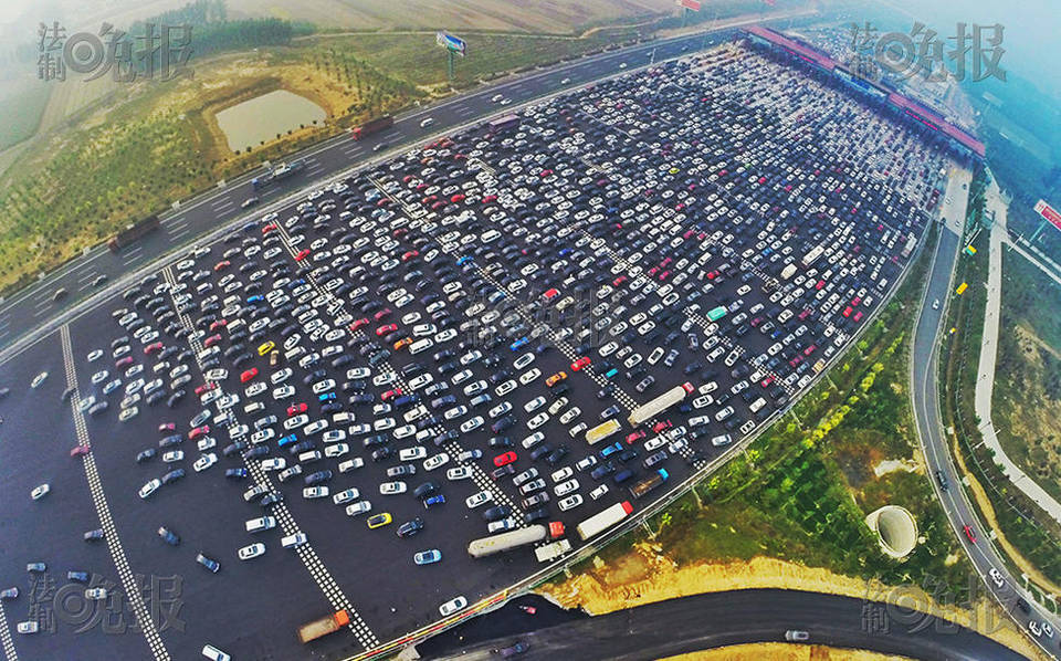 進京方向收費站前堵滿車流。
