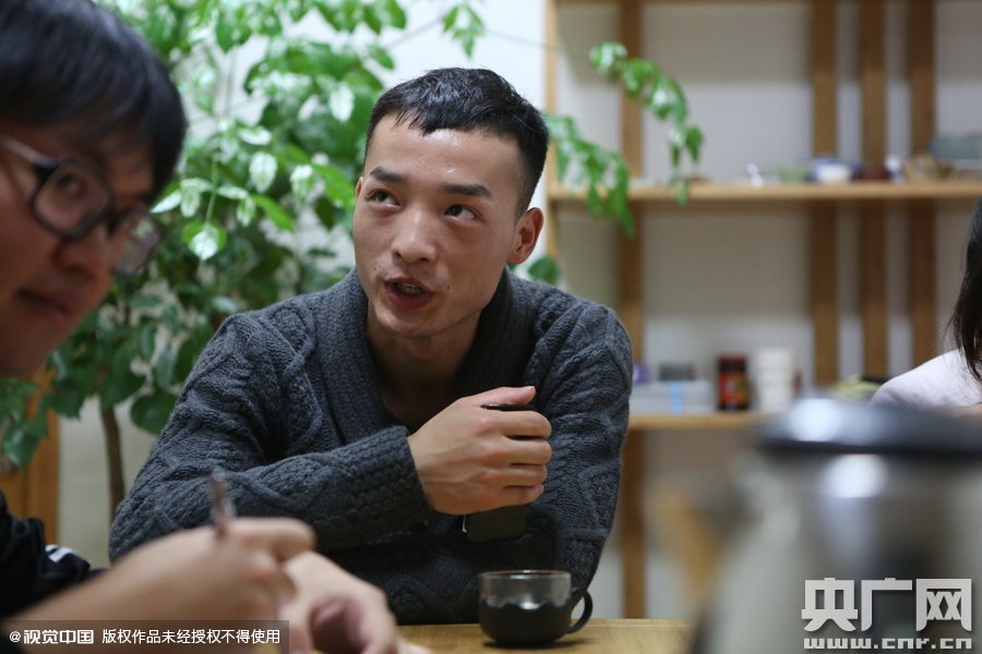 網(wǎng)絡(luò)紅人葉良辰現(xiàn)身浙江臺州，接受記者的專訪。