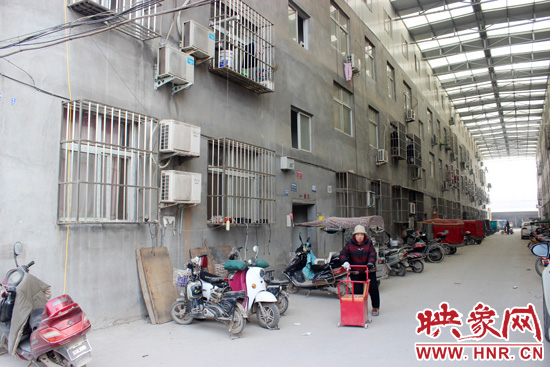 三棟居民樓沒有任何手續(xù)，沒有房產(chǎn)證，售價(jià)超級(jí)低。