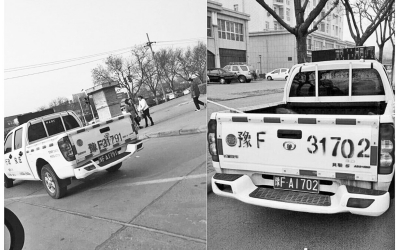 鶴壁市兩輛城管執(zhí)法車被拍到車身噴的號碼與牌照不符。