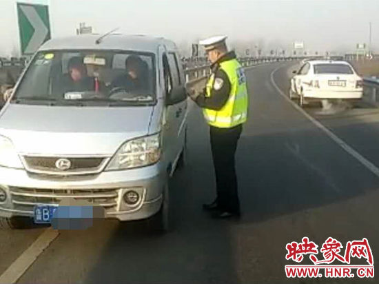 2月3日，一名男子因錯過了路口不顧自身安全竟然在高速上逆行，被焦作高速交警逮個正著。
