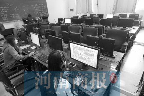 鄭州黃河護(hù)理職業(yè)學(xué)院的微機(jī)室內(nèi)，一女學(xué)生正在打游戲