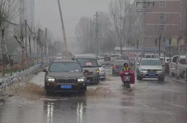 鄭州一道路常年積水 商戶(hù)調(diào)侃“欲買(mǎi)船”