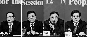 昨天，國務(wù)院深化醫(yī)藥衛(wèi)生體制改革領(lǐng)導(dǎo)小組辦公室負(fù)責(zé)人王保安、孫志剛、馬曉偉、胡曉義（從左至右）就“醫(yī)藥衛(wèi)生體制改革”有關(guān)問題回答記者提問。記者王鵬/攝