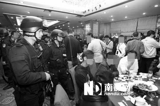 手持微沖、身穿防彈背心的警員進入酒樓進行調(diào)查。深圳警方供圖