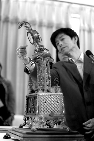 昨天，故宮文物修復專家向記者介紹“人打鐘”的損壞情況。圖/CFP
