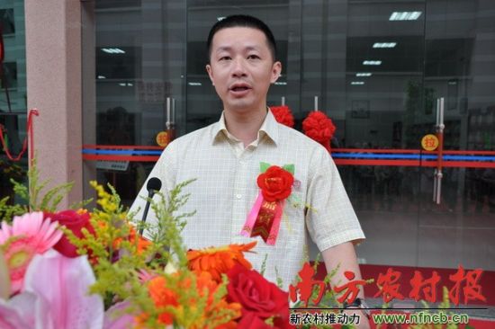 揭東縣人民政府副縣長(zhǎng)江中詠在廣東流動(dòng)圖書(shū)館揭東分館揭幕儀式致辭。