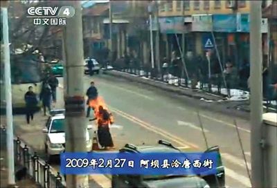 2009年2月27日，一名僧侶在阿壩縣洽唐西街自焚。本版圖片/央視截圖