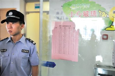 前日，廈門市解放軍174醫(yī)院重癥醫(yī)學(xué)科門口貼著在該醫(yī)院接受治療的受傷人員名單。 新華社記者 陳曄華