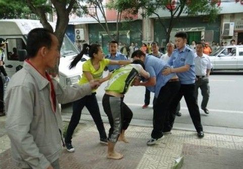 　圖為5月31日，延安城管隊員暴力執(zhí)法場面。