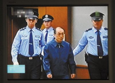 6月9日，劉志軍被帶入法庭。當日，北京市二中院開庭審理原鐵道部部長劉志軍受賄、濫用職權案。新華社記者 公磊 攝