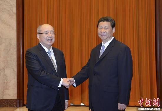 中共中央總書記習近平13日下午在北京人民大會堂會見了中國國民黨榮譽主席吳伯雄率領的國民黨大陸訪問團一行。中新社發(fā) 廖攀 攝