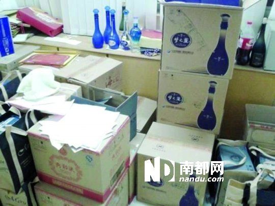 　　江蘇靖江市工商局餐廳倉庫里被爆堆滿了高檔酒。