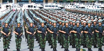 6月29日，新疆武警部隊(duì)反恐維穩(wěn)誓師大會(huì)在烏魯木齊市人民廣場(chǎng)舉行。據(jù)《新疆日?qǐng)?bào)》