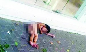 大熱天，小女孩赤身躺在馬路上