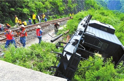 北京一輛大貨車(chē)剎車(chē)失靈撞火車(chē) 列車(chē)3節(jié)車(chē)廂受損