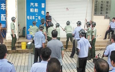 昨日，警方趕到現(xiàn)場制服嫌疑人何某。